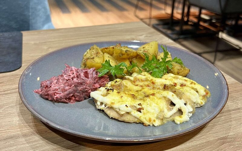 Филе птицы запеченное с шампиньонами и сыром