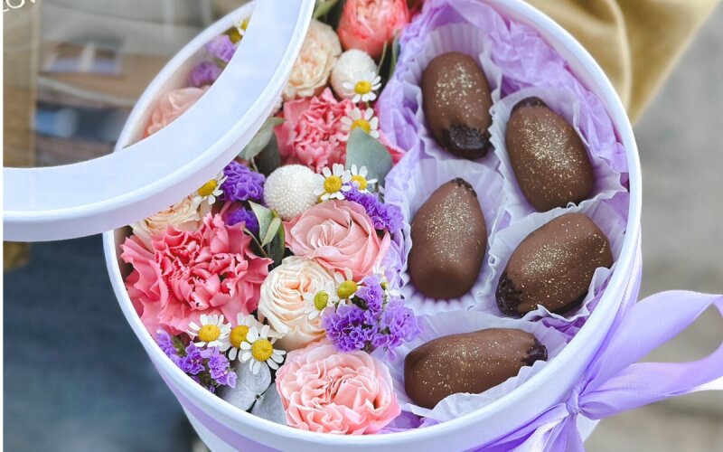 Box with dates (финики)