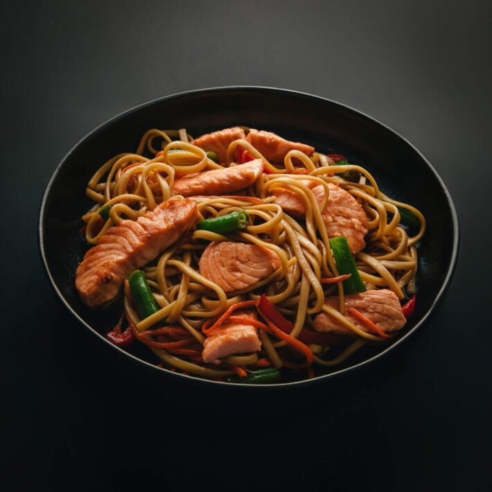 Wok с лососем