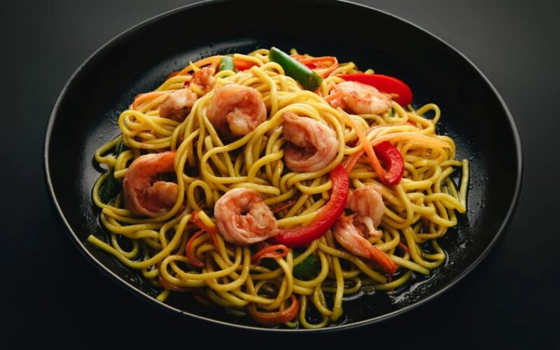 Яичная лапша с креветкой