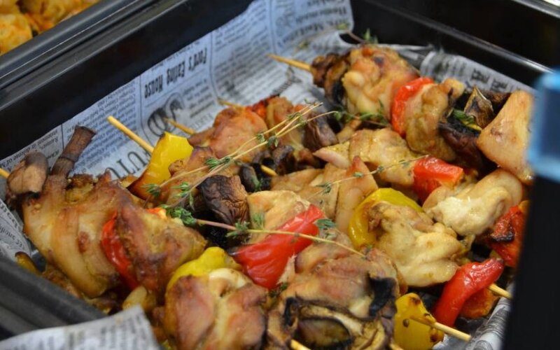 Шашлык с курицей, перцем и грибами