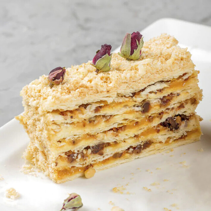 Торт «Наполеон» с пеканом и соленой карамелью