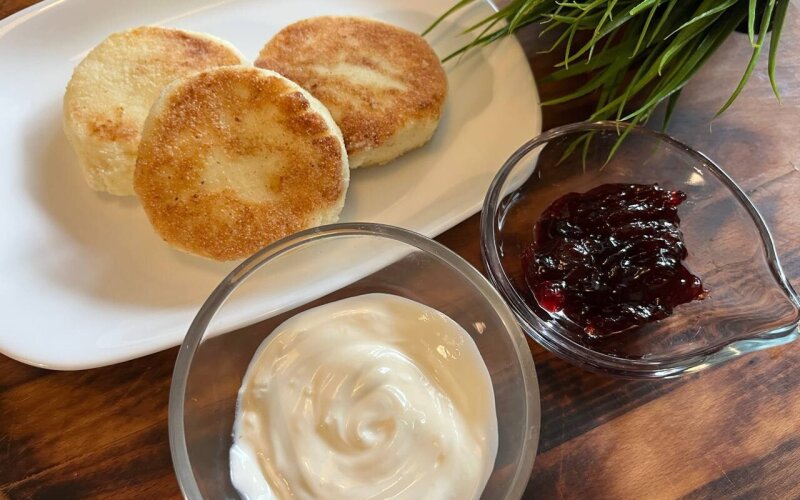 Сырники со сметаной и вишневым джемом
