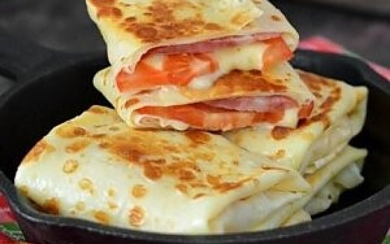 Блин с охотничьими колбасками