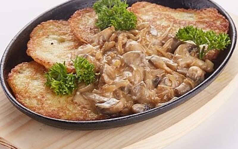 Драники с курицей и грибами в сливочном соусе