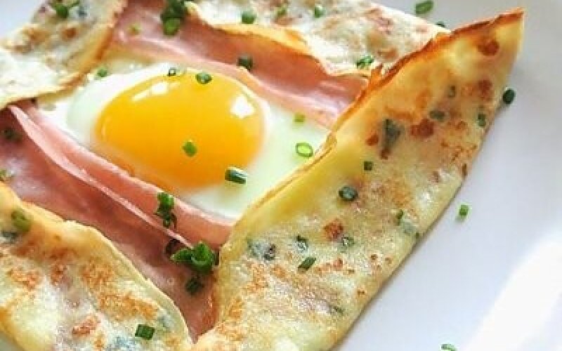 Блин с яйцом и беконом