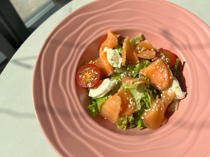 Салат с лососем и творожным сырм