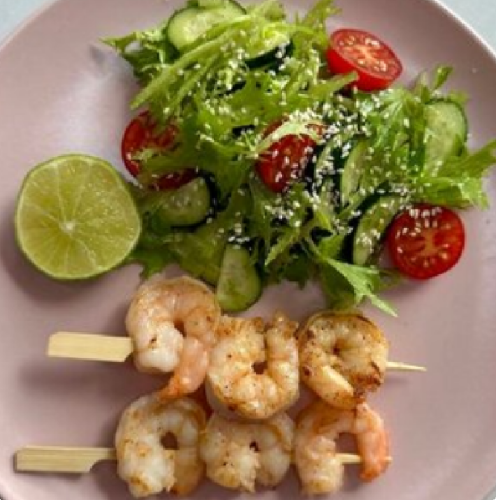 Креветки гриль с зелёным салатом