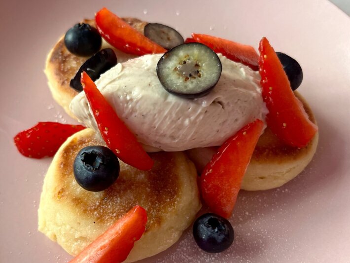 Цитрусовые сырники с муссом из халвы