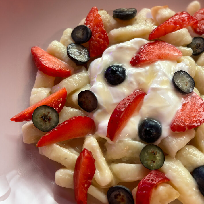 Вареники с ягодами и солёной карамелью