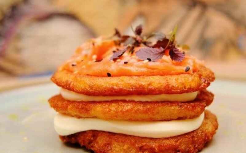 Драники с лососем и сливочным сыром
