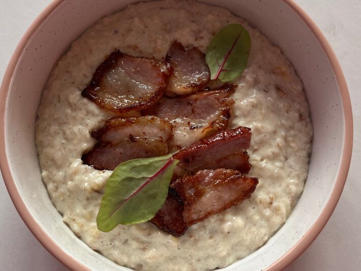 Овсяная каша с беконом и пармезаном