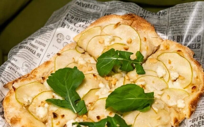 Пиццета с грушей и сыром «Дорблю»