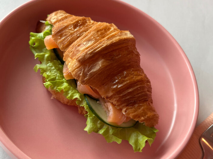 Круассан с лососем и кремчизом