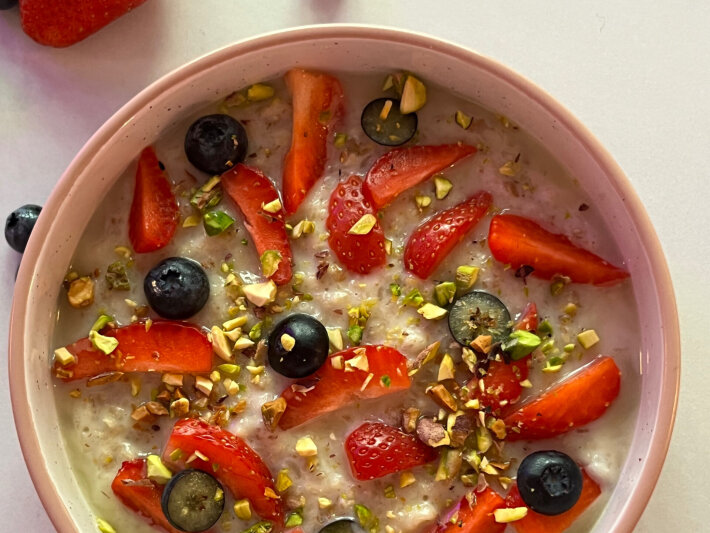 Овсяная каша с солёной карамелью и фисташкой