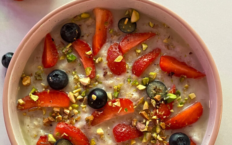 Овсяная каша с солёной карамелью и фисташкой