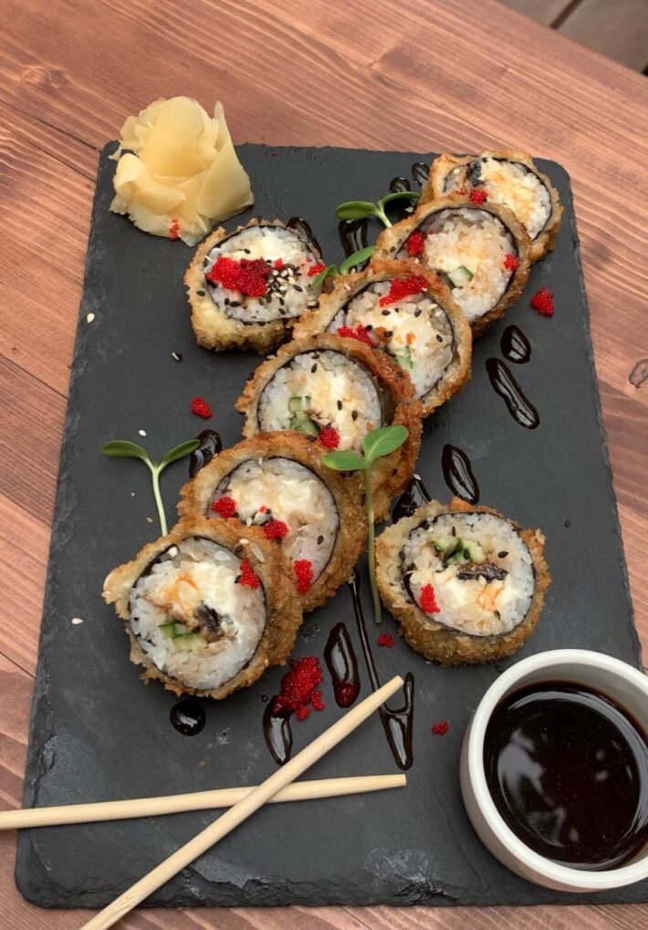 Горячий ролл с угрем