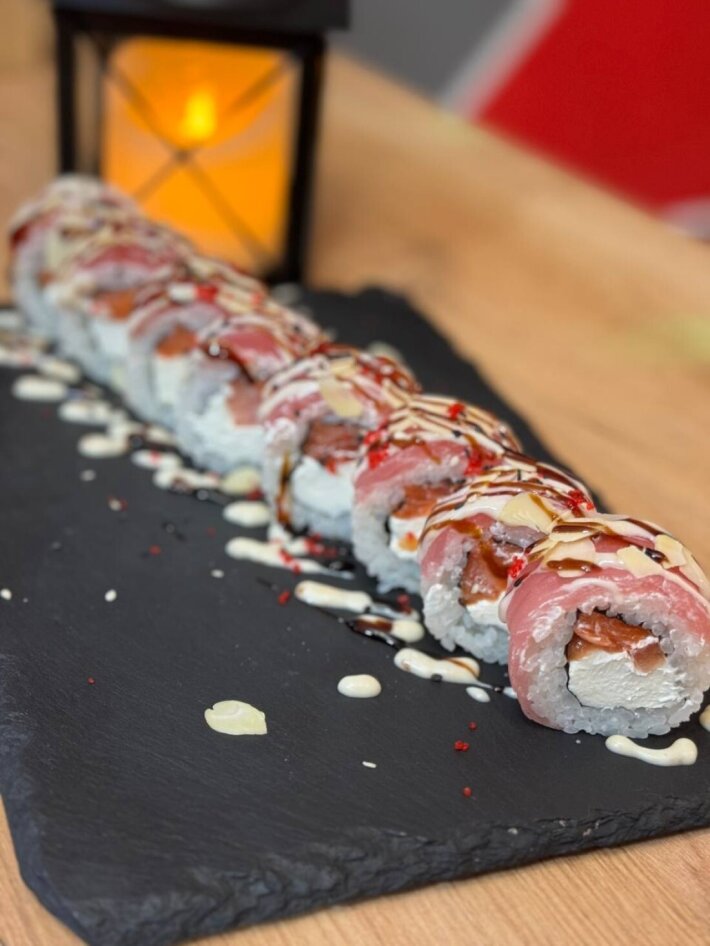 Премиум ролл тунец в лепестках миндаля