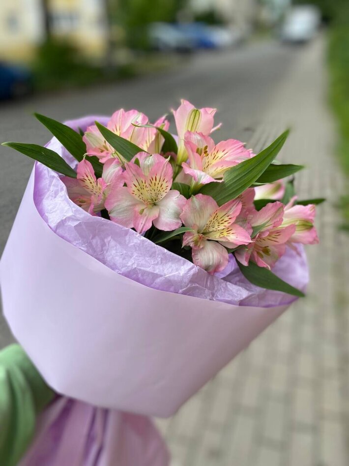 Букет из трех розовых альстромерий в упаковке