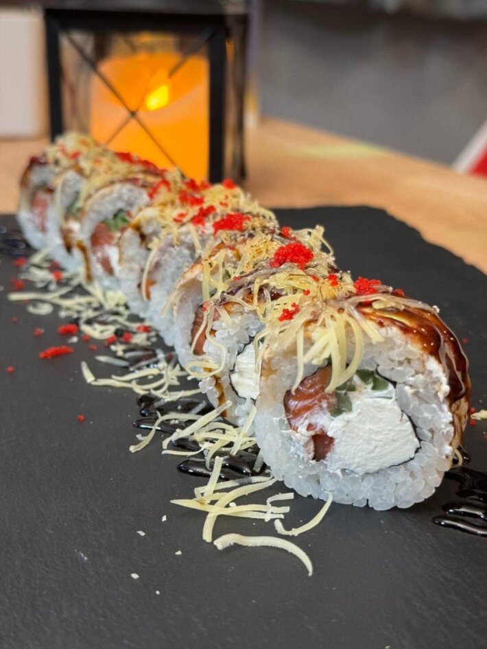 Премиум ролл угорь, обожженный пармезаном