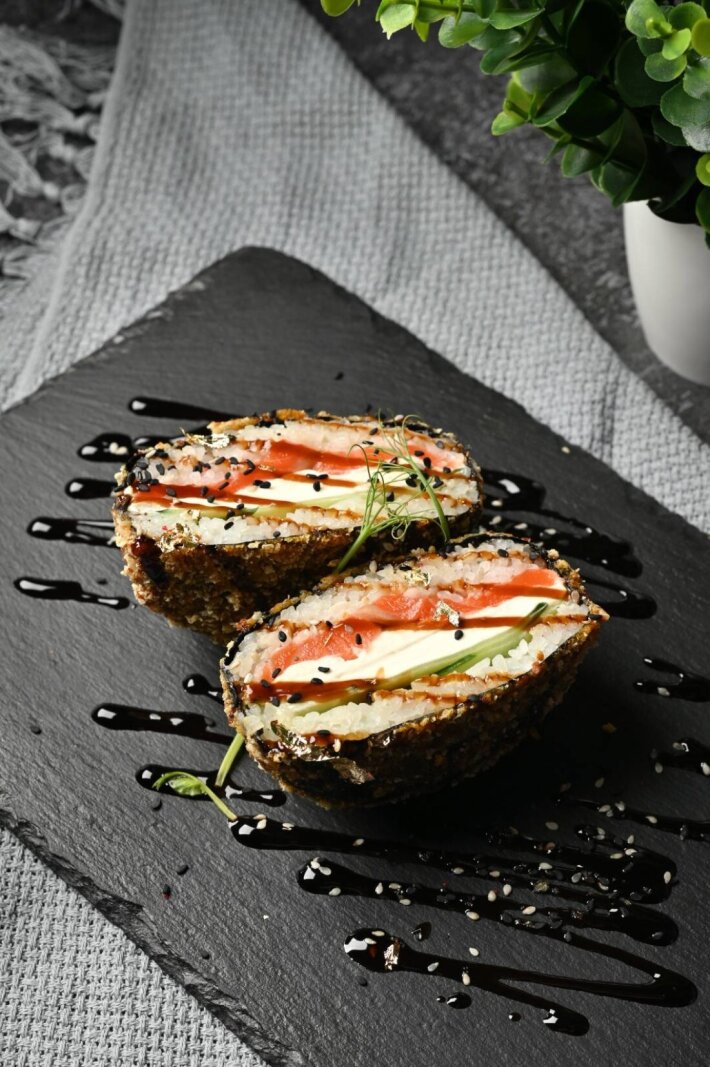 Суши-бургер с форелью