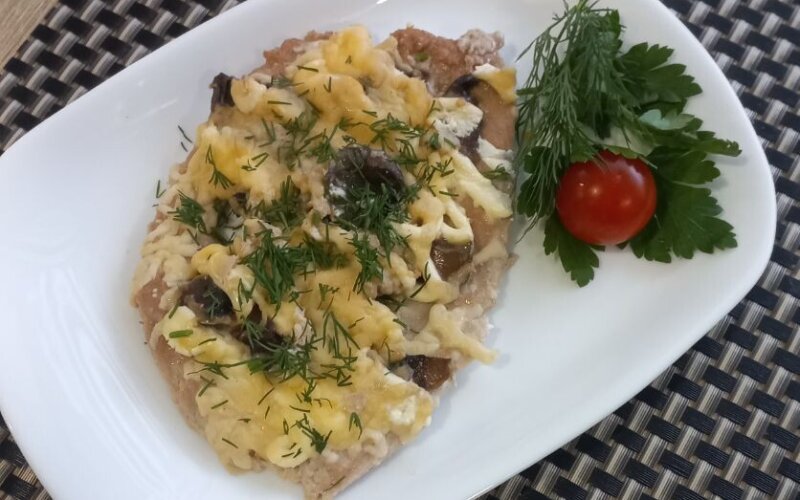 Свинина, запеченная с грибами