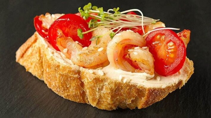 Брускетта с креветками