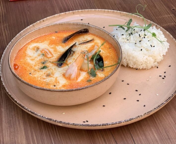 Том ям с морепродуктами и грибами