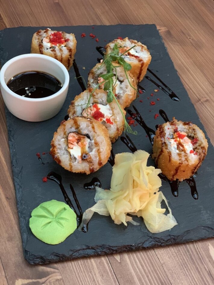 Горячий ролл с форелью терияки