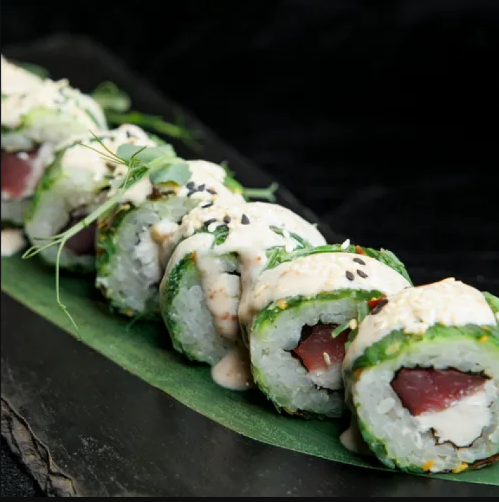 Ролл с тунцом в чука салате