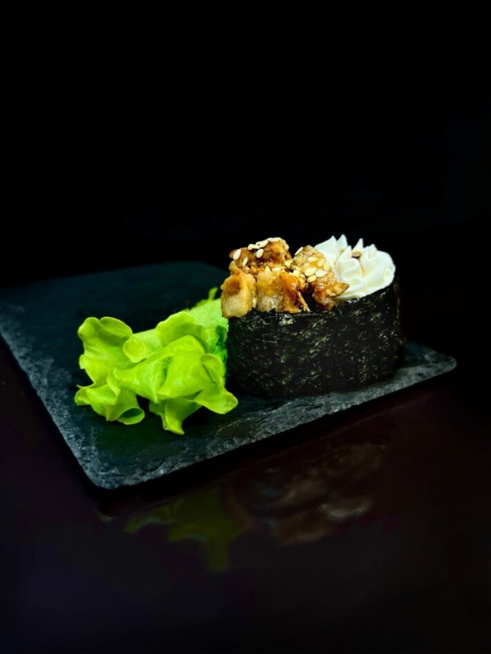 Острый гункан угорь с сыром 1 шт.