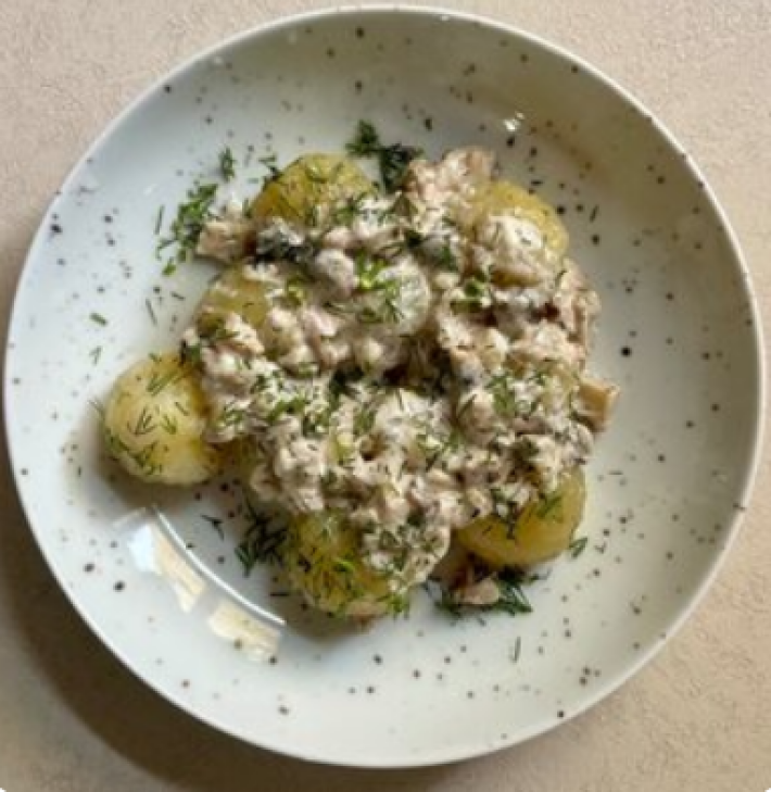 Клецки отварные в сливочном соусе с грудинкой и грибами