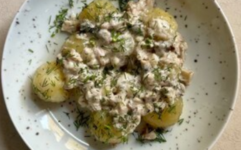 Клецки отварные в сливочном соусе с грудинкой и грибами