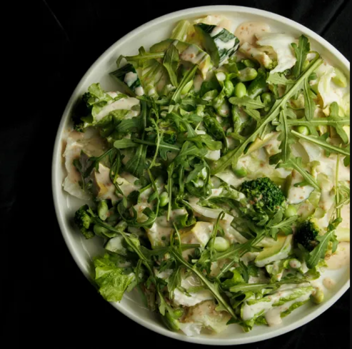 Зеленый салат с кунжутным соусом