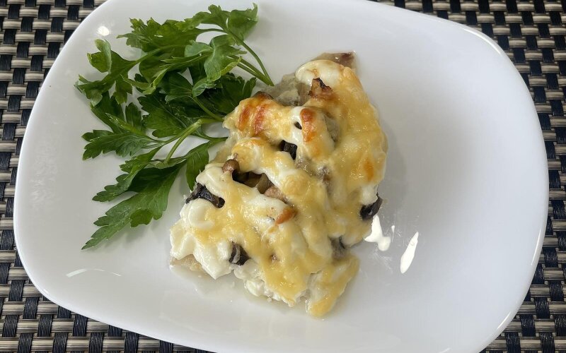 Рыба, запеченная с грибами (филе минтая)