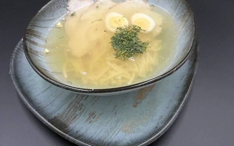 Консоме с курицей и лапшой