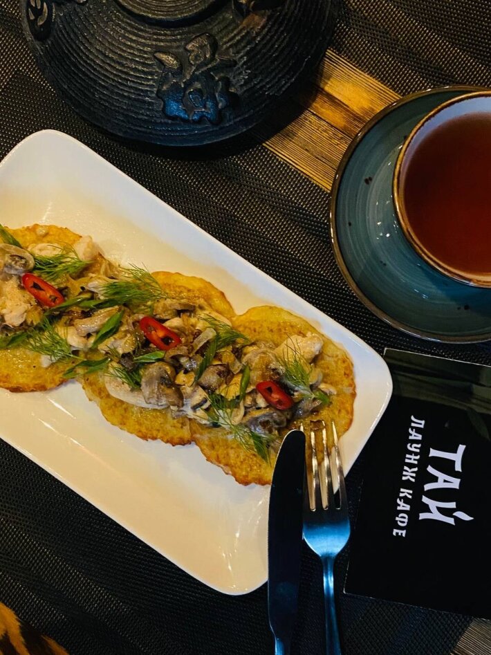 Драники с курицей и грибами в сливочном соусе