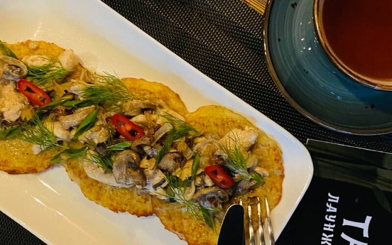 Драники с курицей и грибами в сливочном соусе