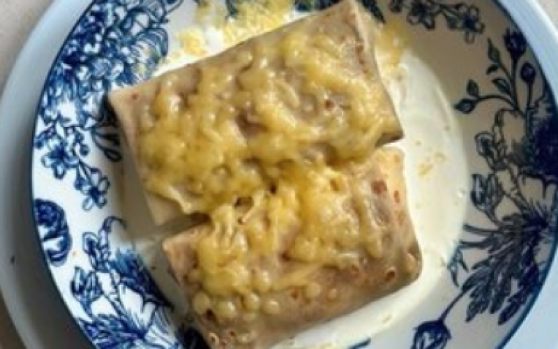 Блинчики запеченные с грибами и луком в сливочном соусе