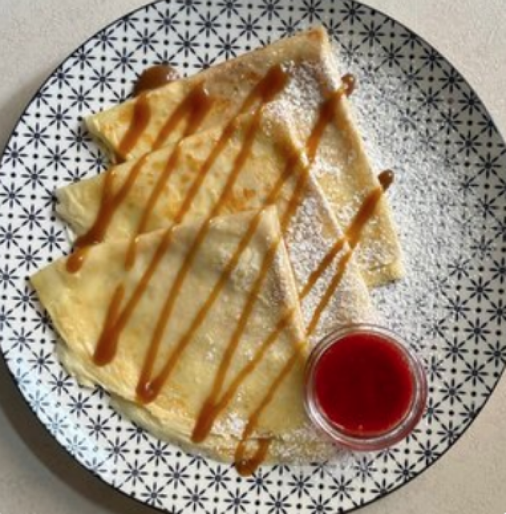 Блинчики с джемом и карамельным топпингом