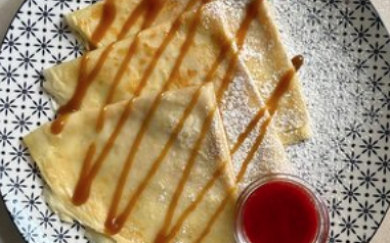 Блинчики с джемом и карамельным топпингом