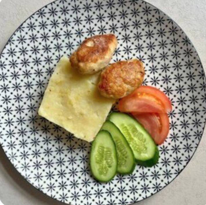 Картофельное пюре с куриными котлетами и овощами
