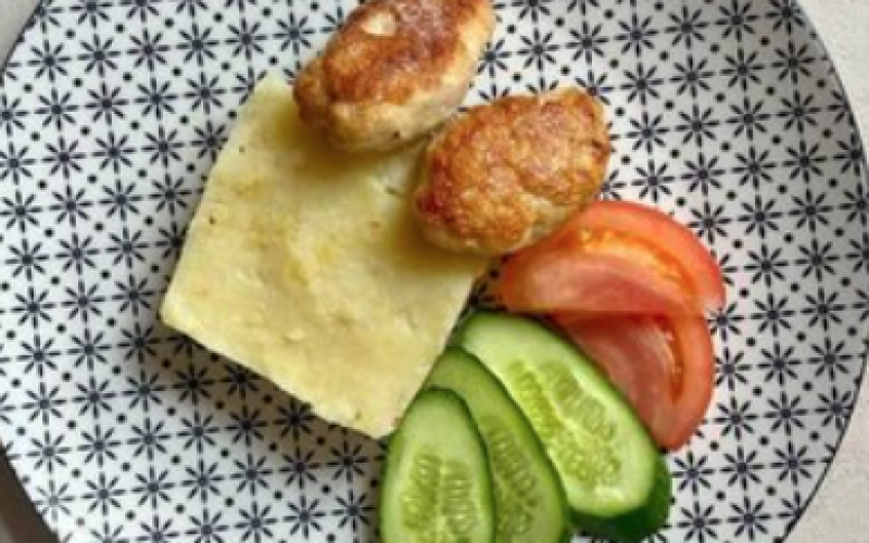 Картофельное пюре с куриными котлетами и овощами