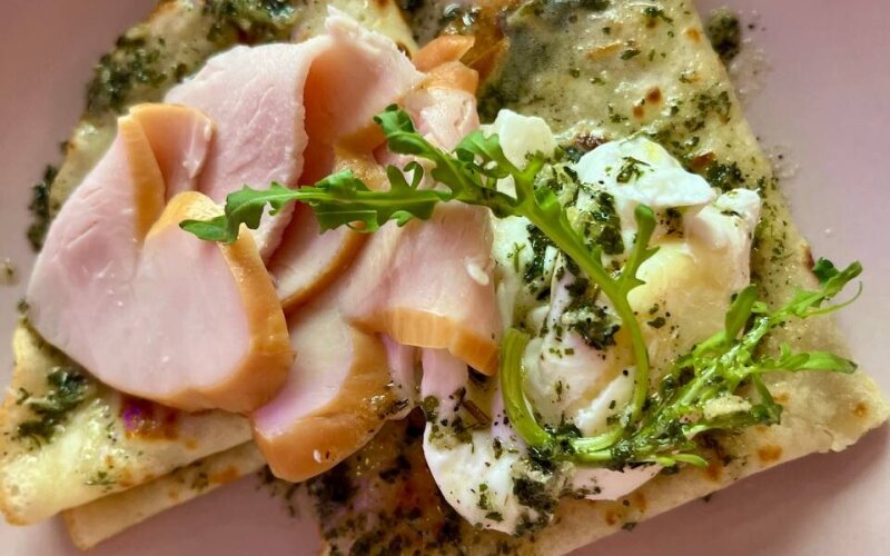 Блинчики с индейкой и яйцом