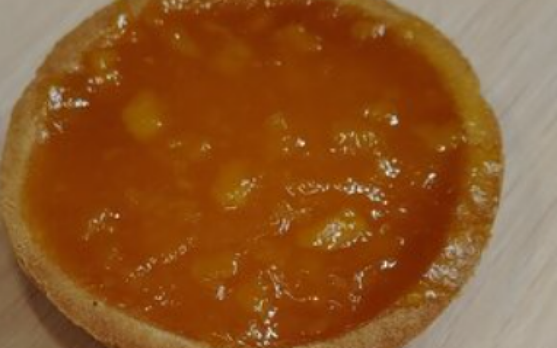 Тарталетка с джемом из манго и маракуйи