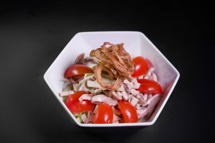 Салат с цыплёнком и помидорами