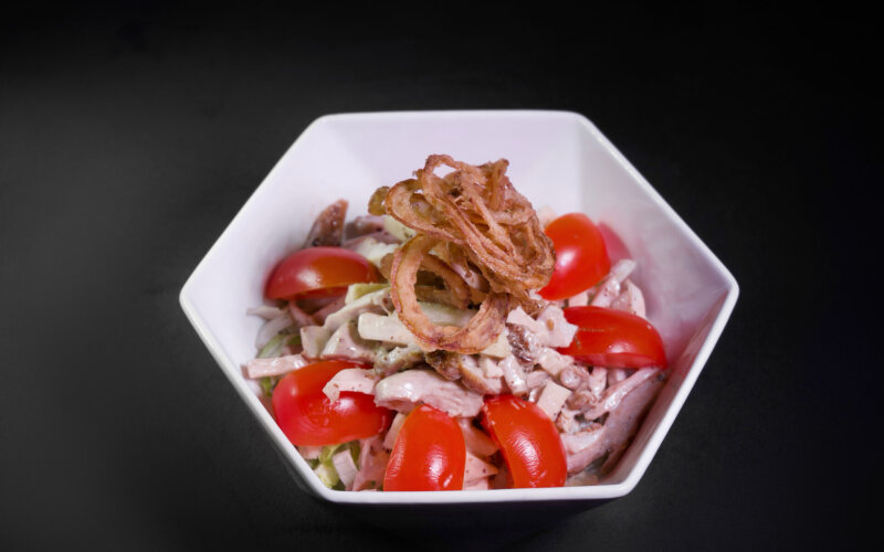 Салат с цыплёнком и помидорами