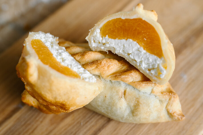 Кибинай с творогом и абрикосом