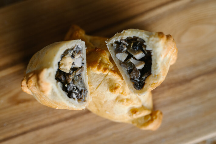 Кибинай с грибами и яйцом