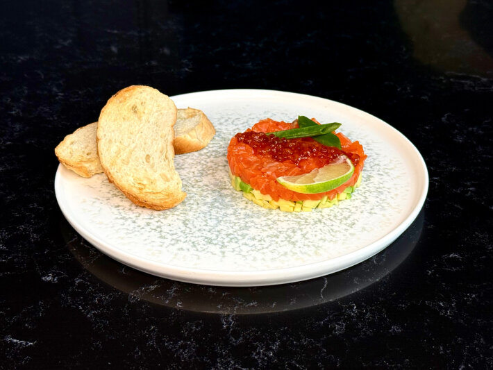 Тартар из лосося с манго